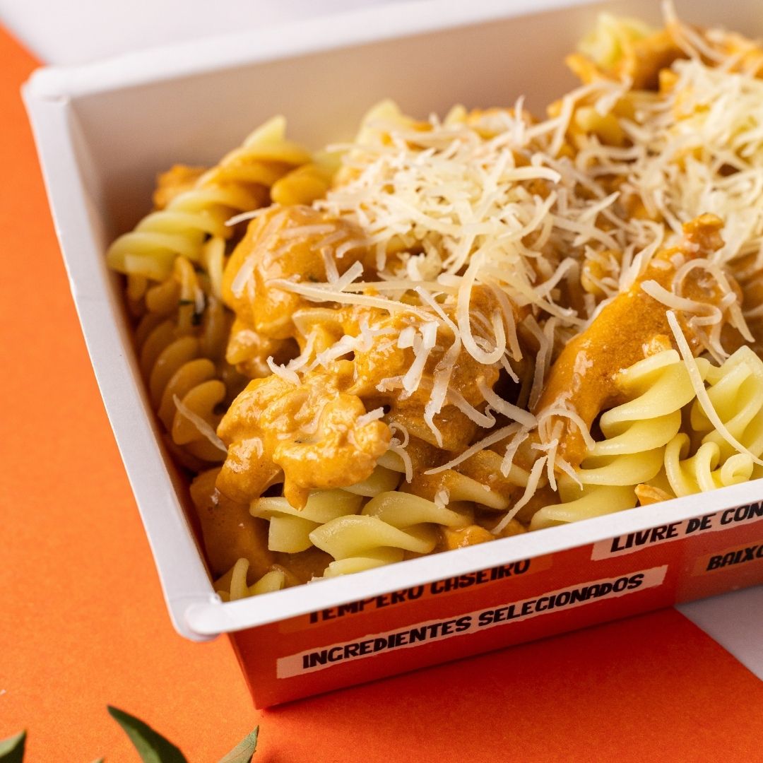 Fusilli com Frango ao Molho Pomodoro