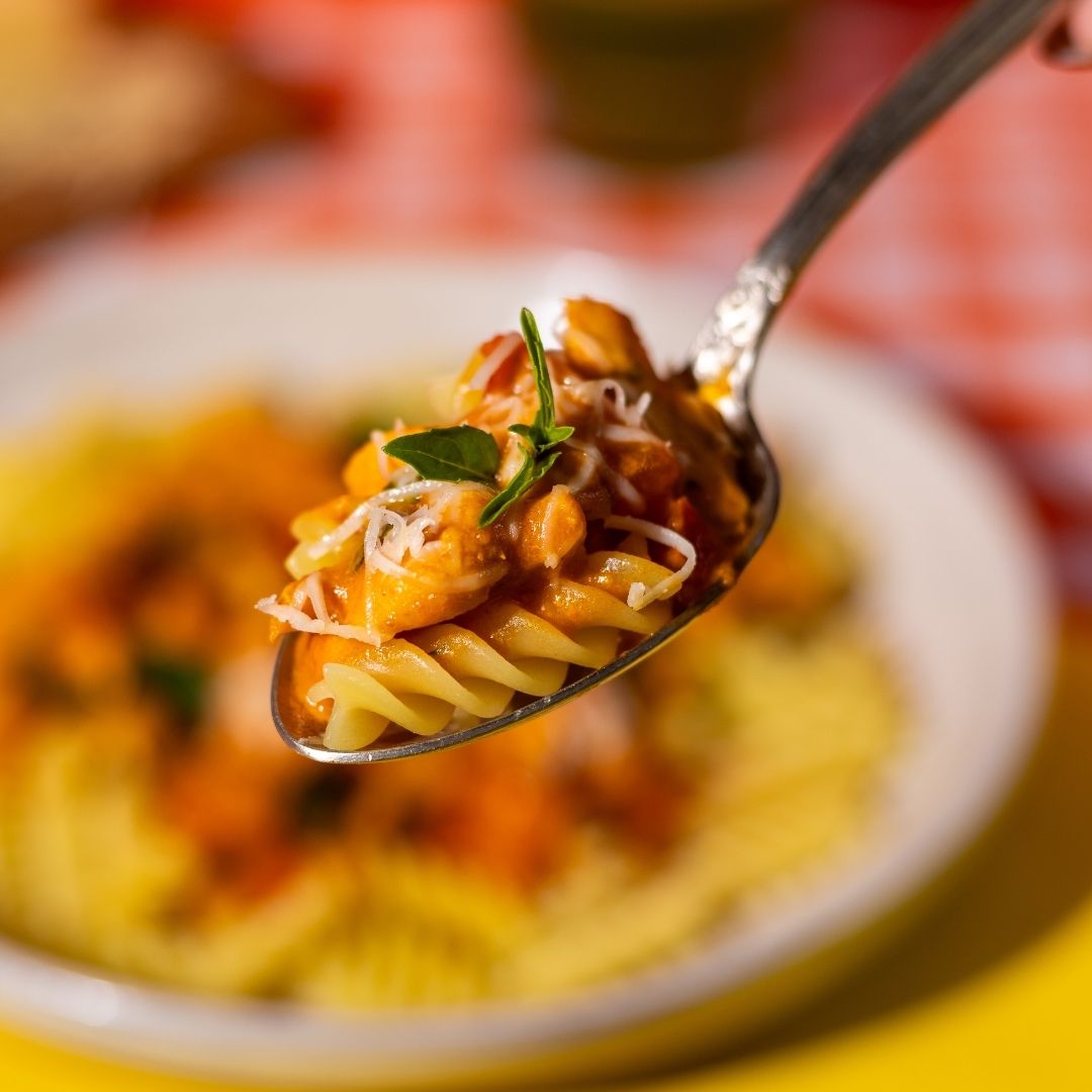 Fusilli com Frango ao Molho Pomodoro