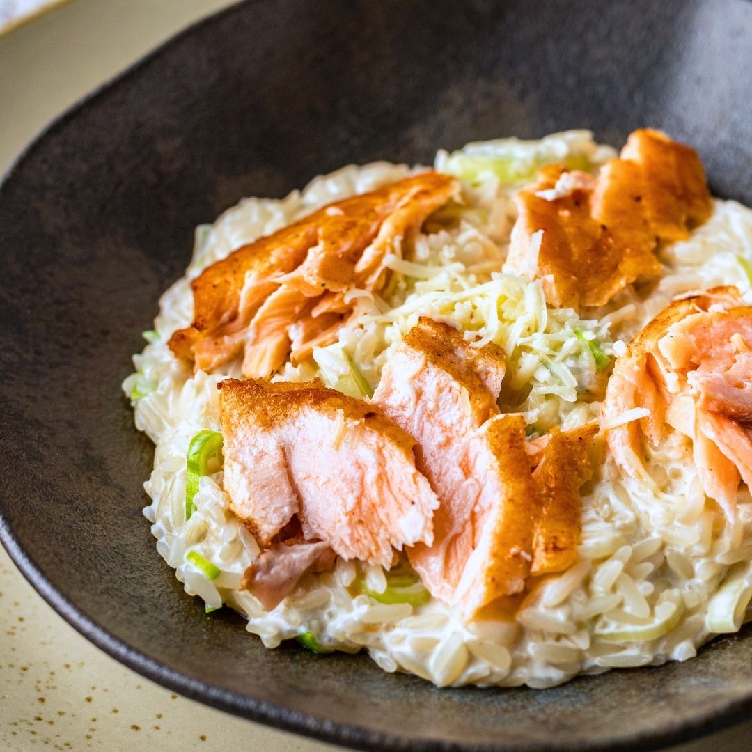 Risoto de Alho Poró com Lascas de Salmão