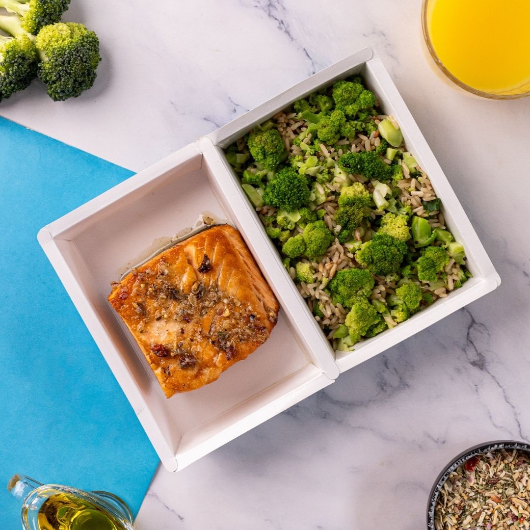 Salmão Grelhado e Arroz com Brócolis
