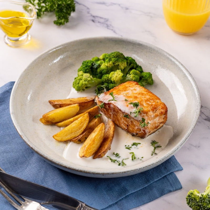 Salmão ao Molho Bechamel com Batata Rústica e Brócolis