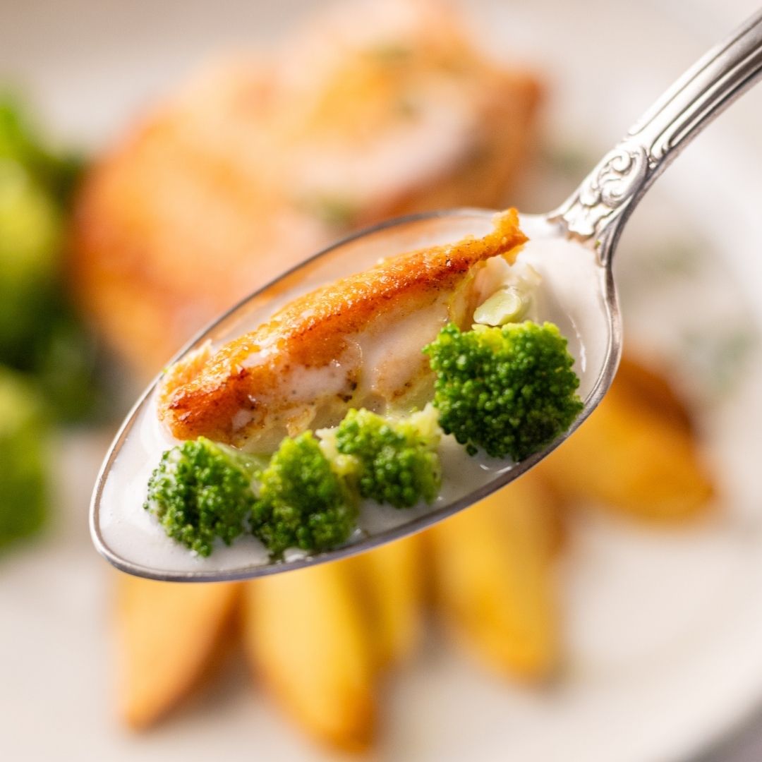Salmão ao Molho Bechamel com Batata Rústica e Brócolis