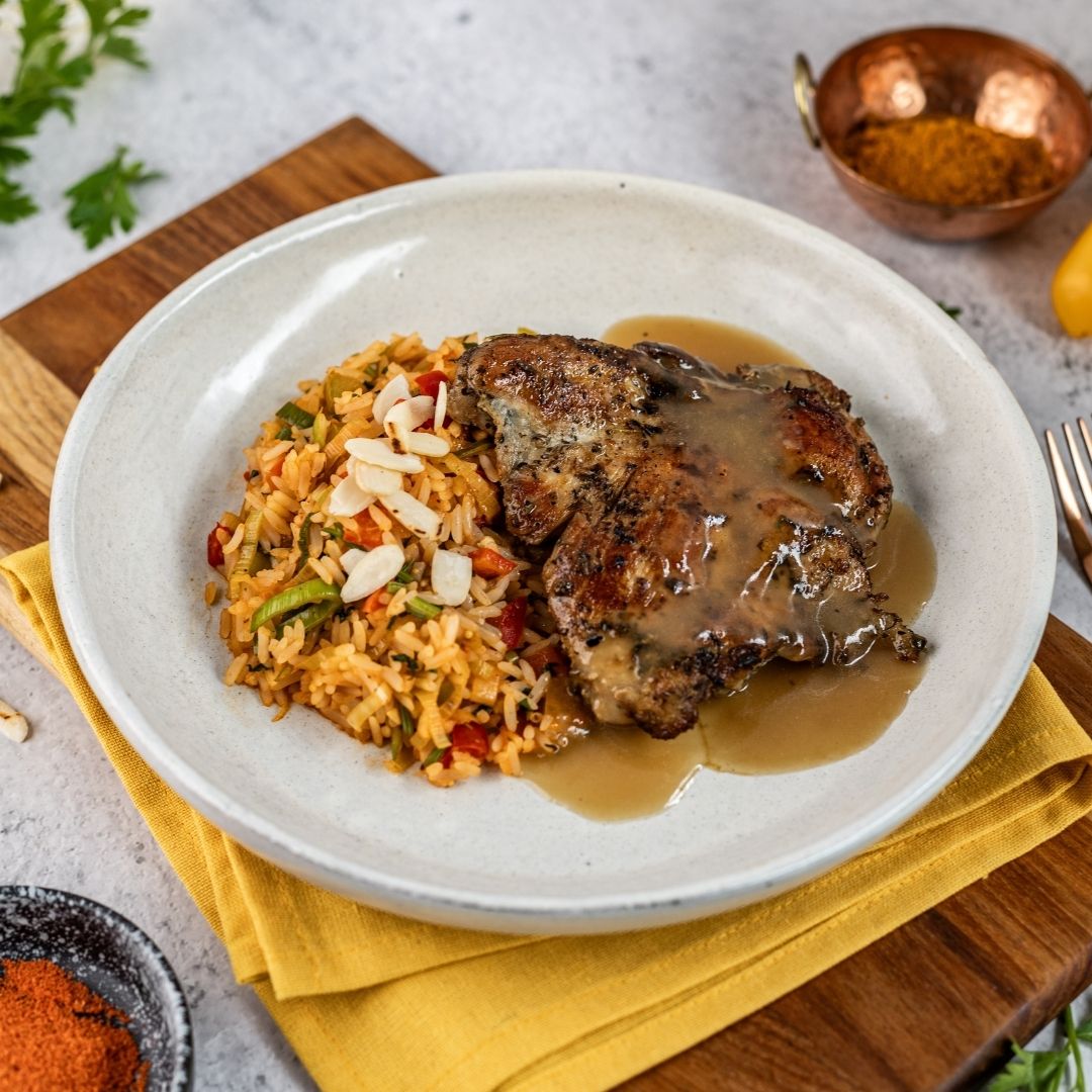 Sobrecoxa ao Molho com Arroz Árabe