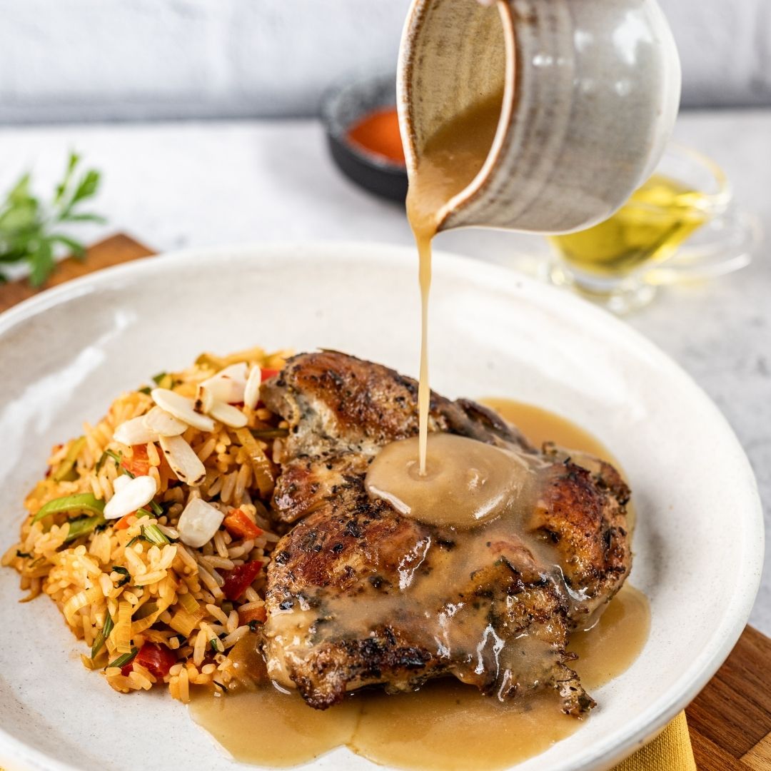 Sobrecoxa ao Molho com Arroz Árabe