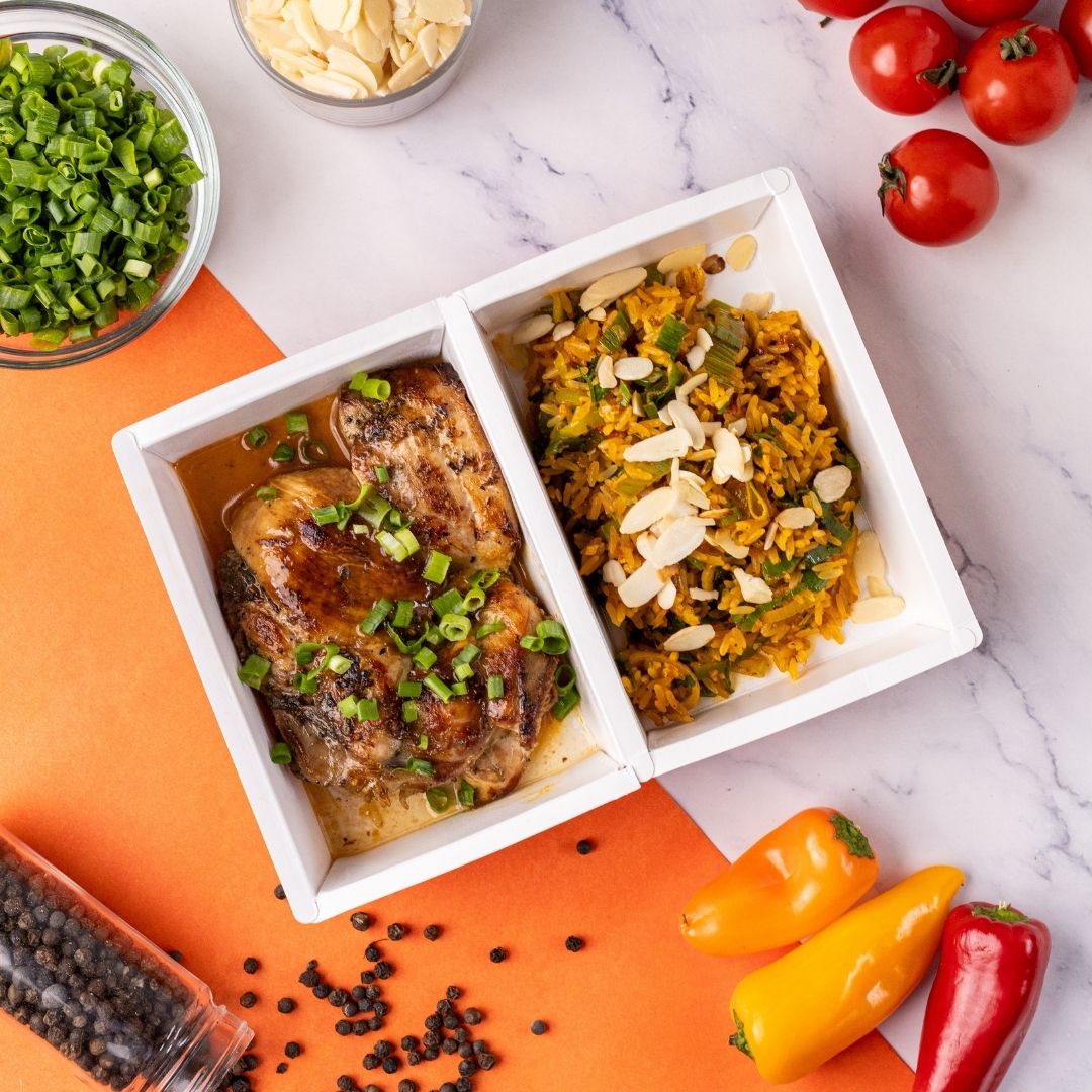 Sobrecoxa ao Molho com Arroz Árabe